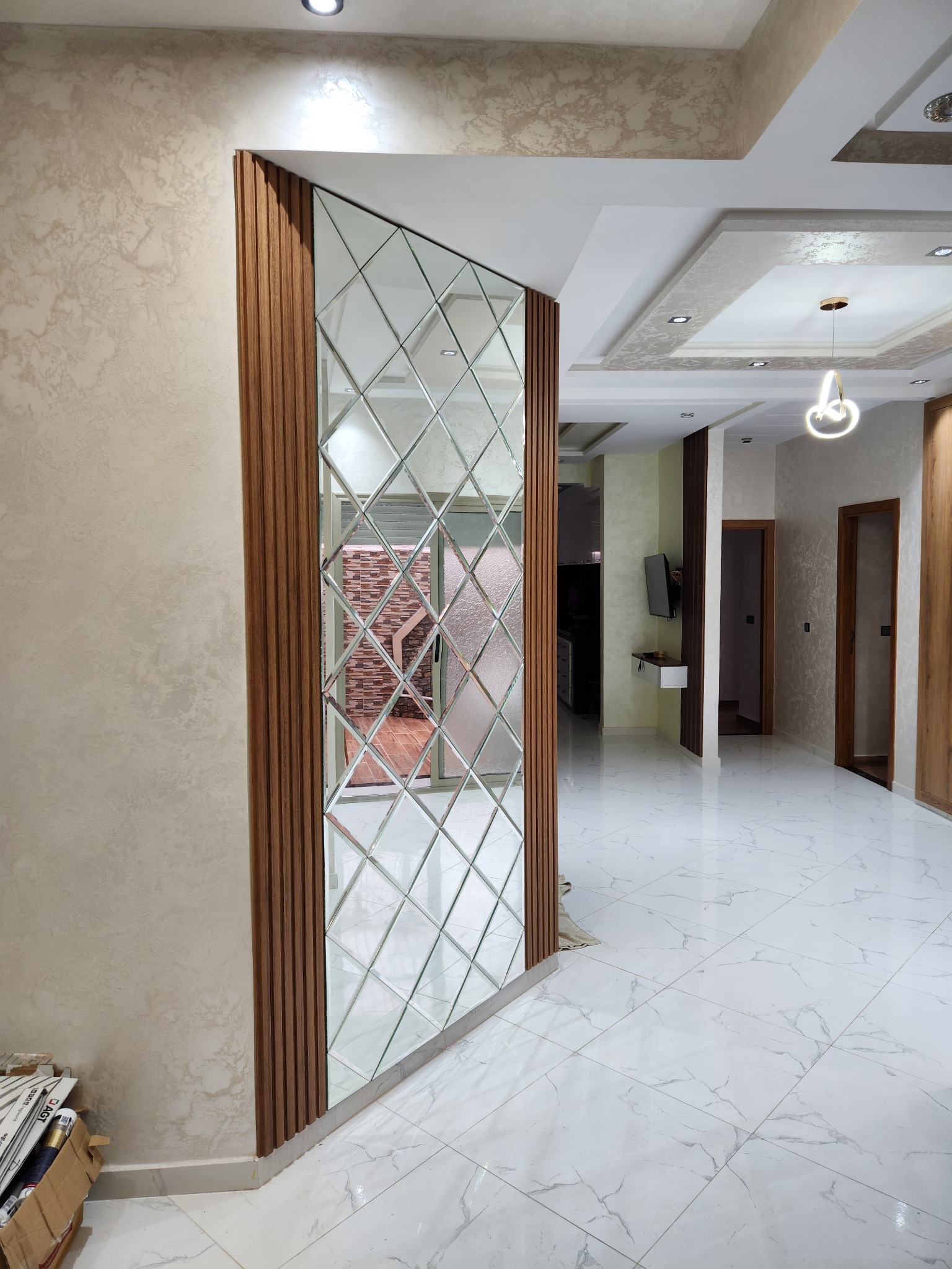 Entrée avec miroir biseauté et bardage décoratif