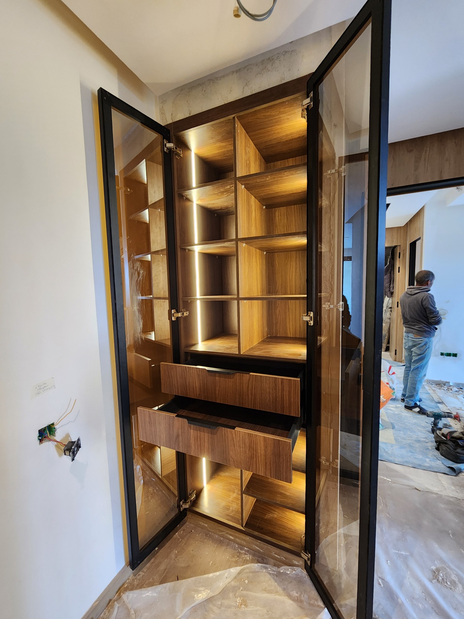 Dressing vitré ouvert avec tiroirs