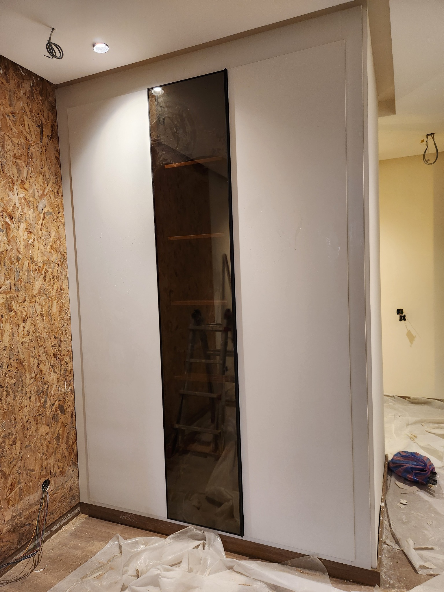 Placard minimaliste avec vitrine
