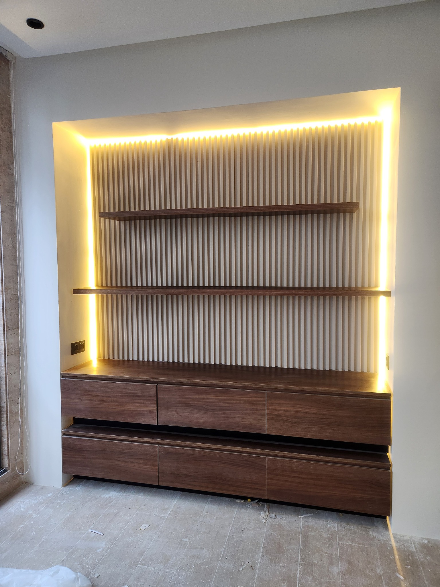 Étagères décoratives avec fond rainuré