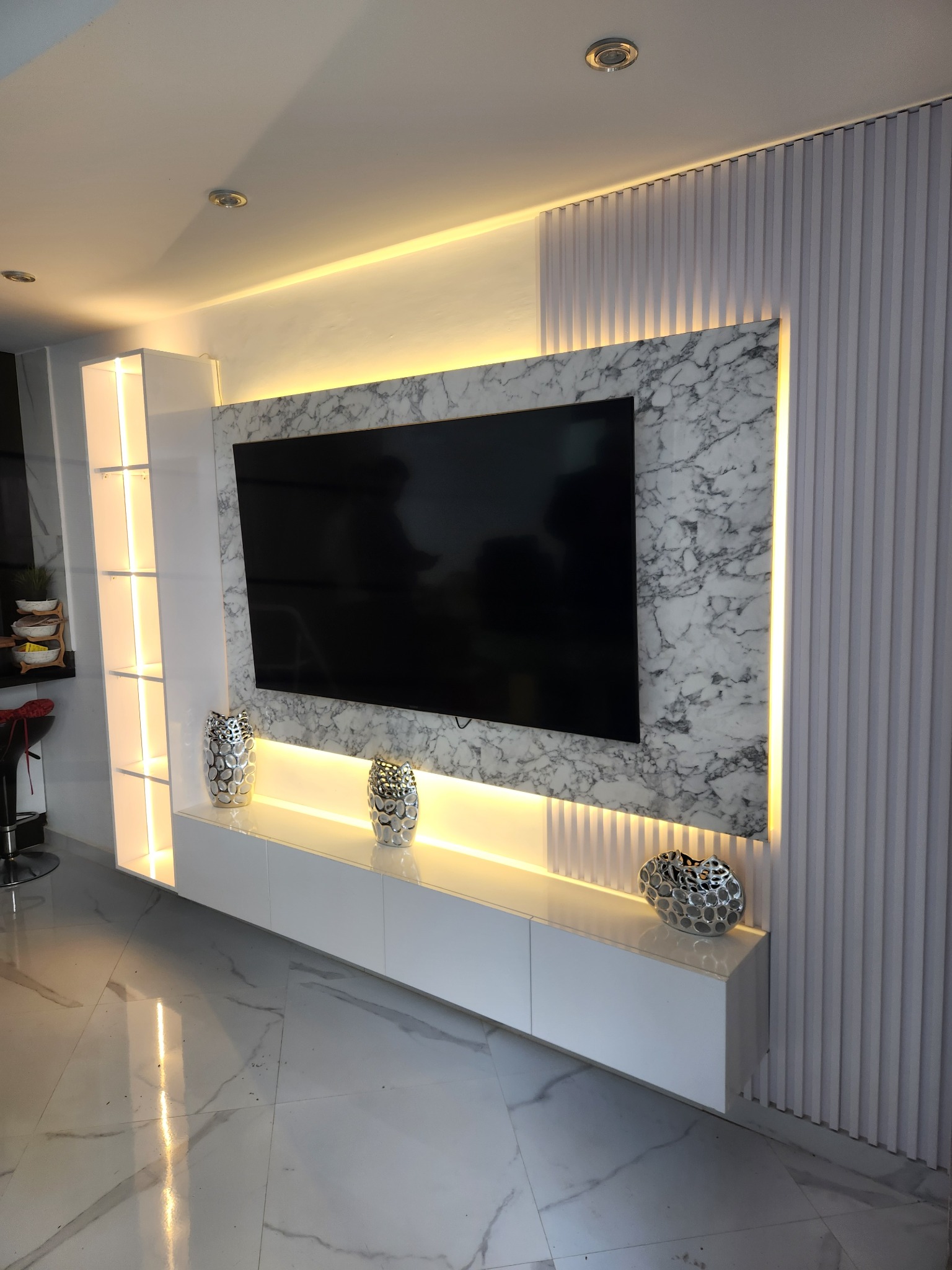 Mur TV avec panneaux marbrés et éclairage